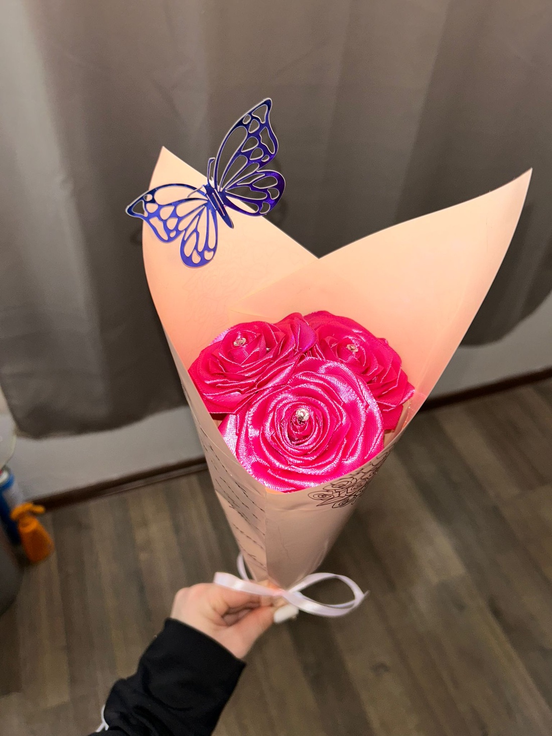 Buchet format din 3 trandafiri din satin roz - casă & stil de viață - decorațiuni de casă - accesorii florale - buchete de flori - Artynos.ro