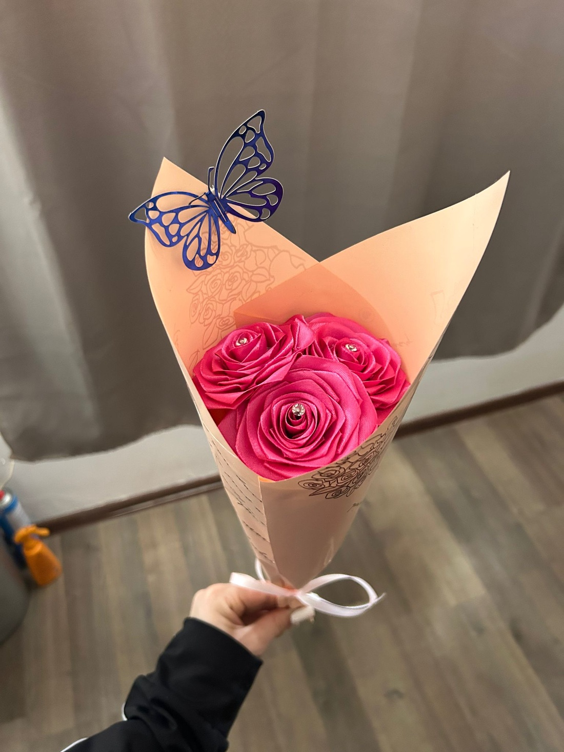 Buchet format din 3 trandafiri din satin roz - casă & stil de viață - decorațiuni de casă - accesorii florale - buchete de flori - Artynos.ro