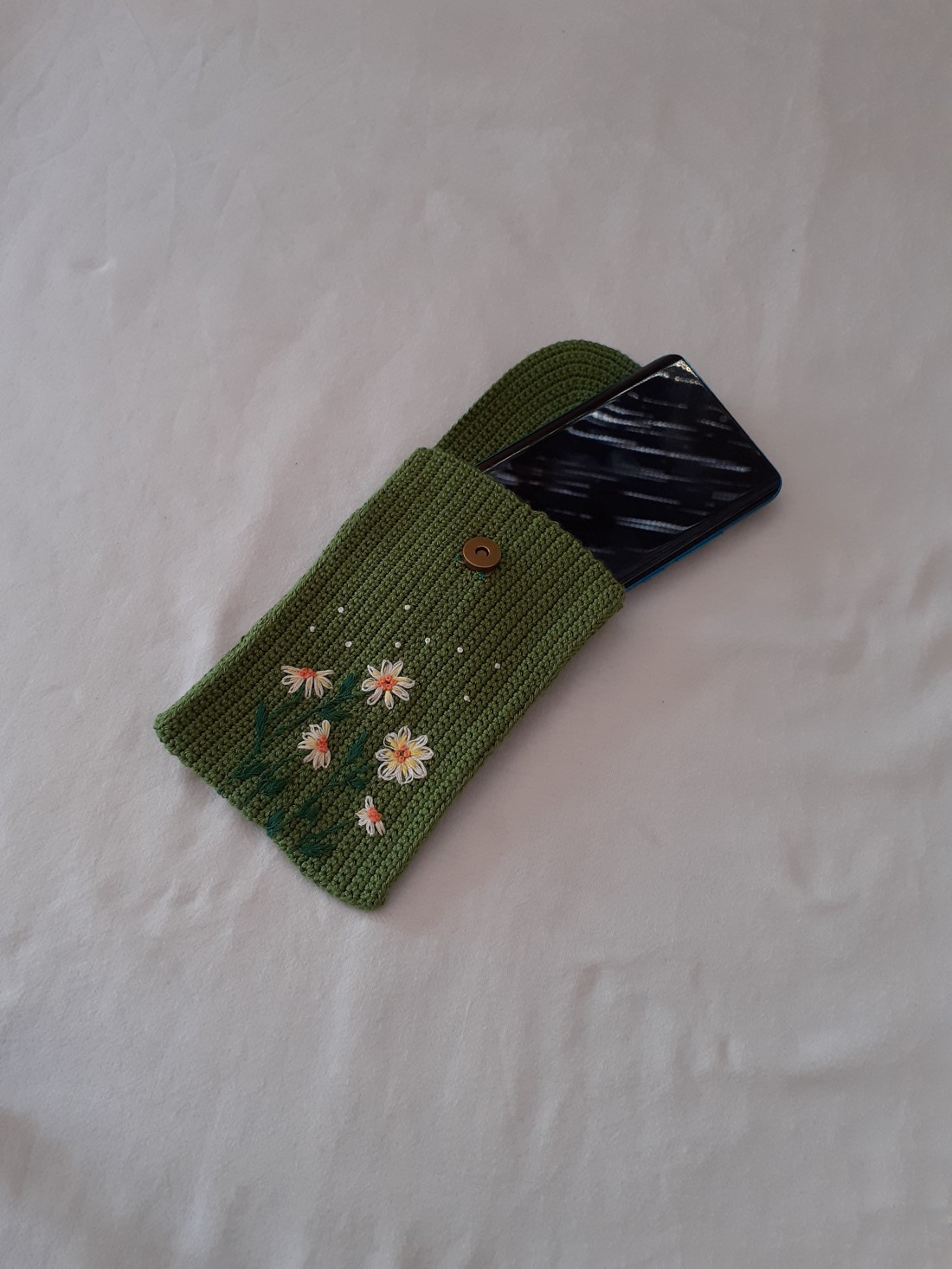 Carcase de telefon croșetate și brodate cu patent magnetic -  - Artynos.ro