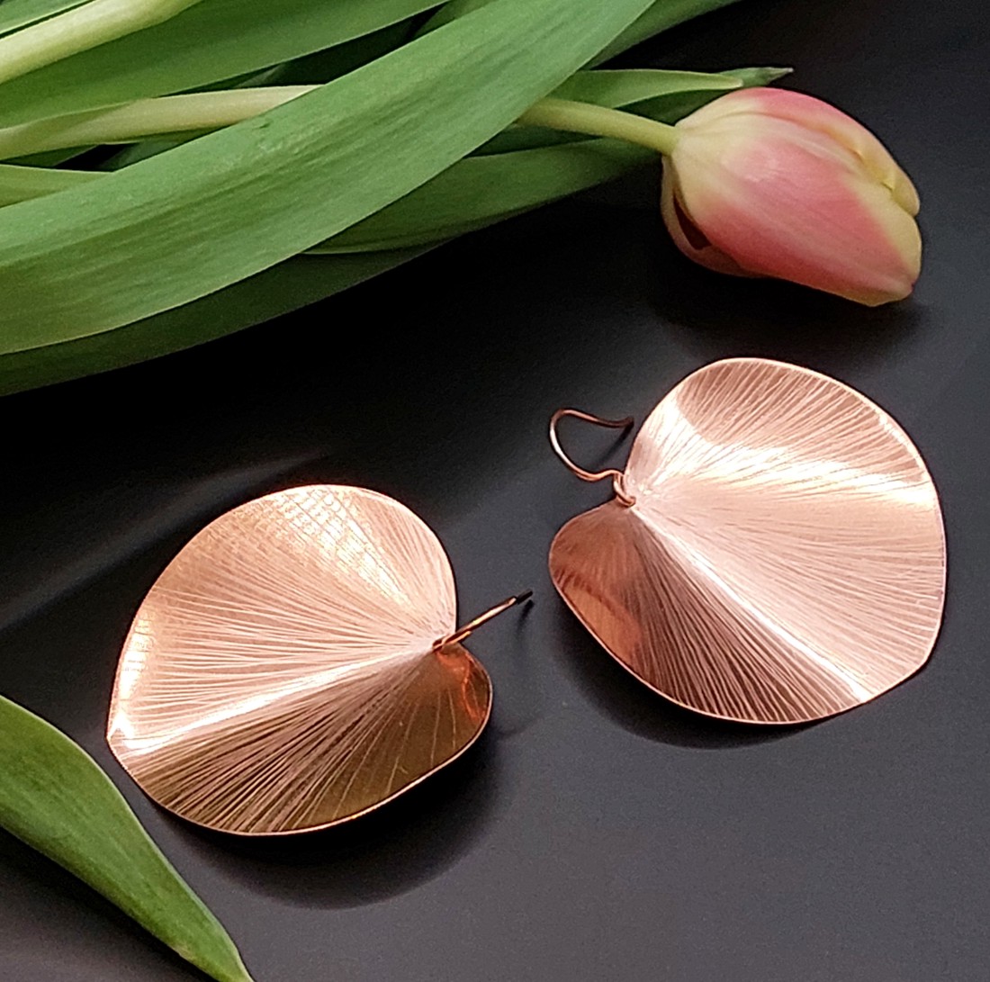 Cercei cu petale în stil minimalist din cupru strălucitor -  - Artynos.ro Cercei cu petale în stil minimalist din cupru strălucitor -  - Artynos.ro