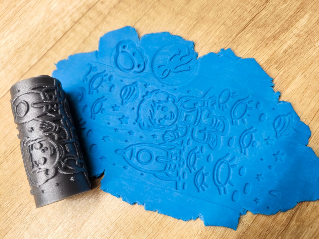 Cilindru de modelare cu tematică spațială � Pentru modelarea plastilinei și a produselor de patiserie � Imprimat 3D -  - Artynos.ro