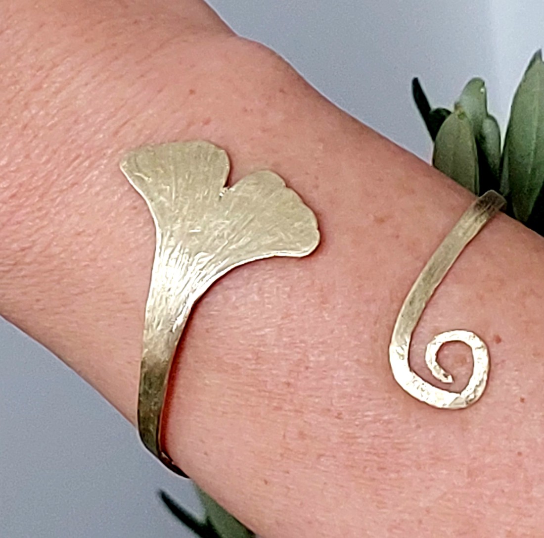 Brățară Ginkgo biloba din alamă lucioasă -  - Artynos.ro Brățară Ginkgo biloba din alamă lucioasă -  - Artynos.ro