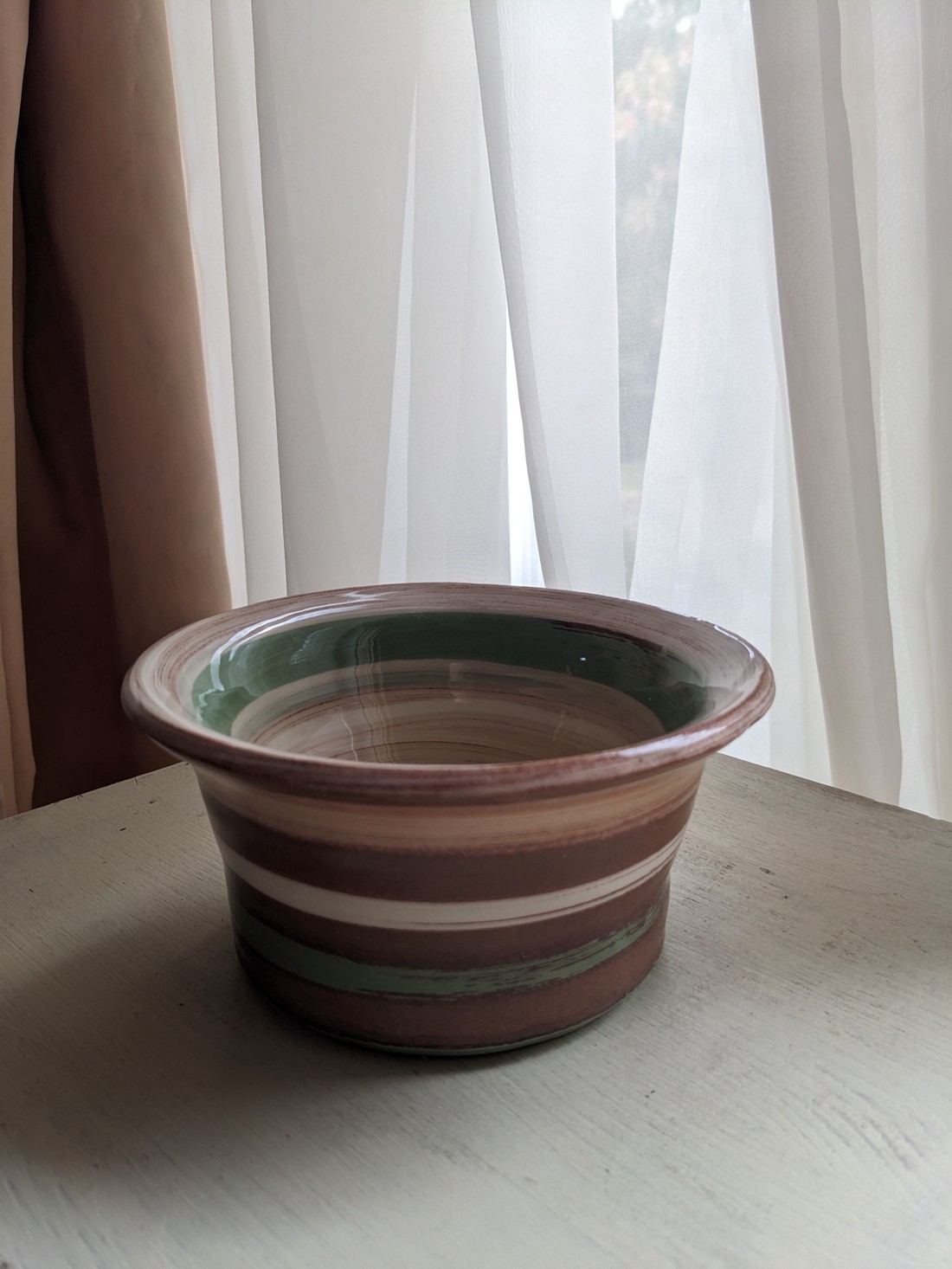 Suport de flori din ceramică cu dungi - - Artynos.ro Suport de flori din ceramică cu dungi - - Artynos.ro