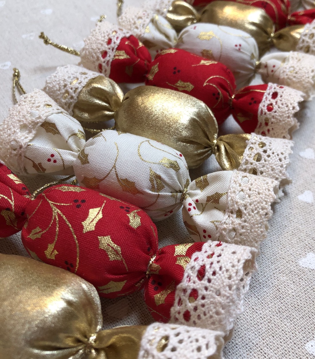 Bomboane textile de salon / set de 10/ - crăciun - decorațiuni de crăciun de casă - figurine pentru pomul de crăciun - Artynos.ro