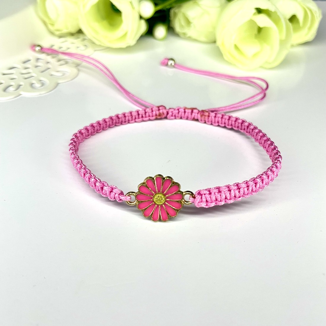 Brățară macramé cu flori împletite - - Artynos.ro Brățară macramé cu flori împletite - - Artynos.ro