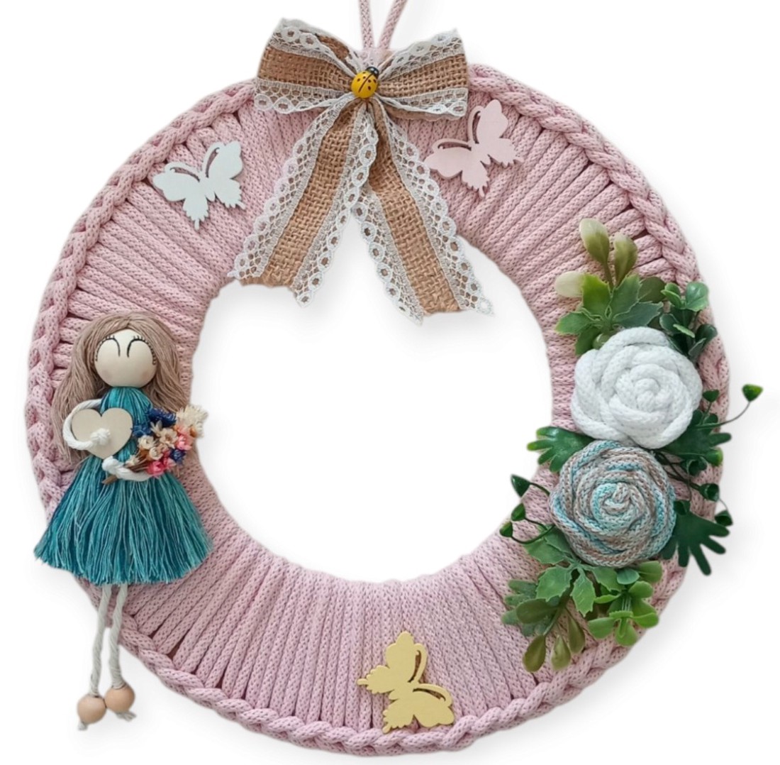 Decor boem pentru ușă cu păpușă macramé și flori - - Artynos.ro Decor boem pentru ușă cu păpușă macramé și flori - - Artynos.ro
