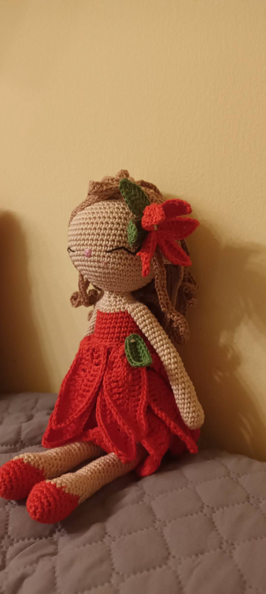 Păpușă Poinsettia - jucării și echipamente pentru copii - plușuri - păpușă croșetată, păpușă de pluș - Artynos.ro