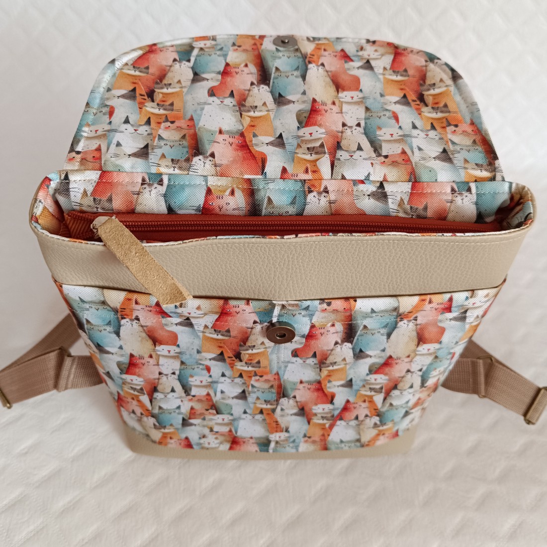 Rucsac/rucsac pentru femei Cheerful kitten bej - geantă și husă - genți de umăr și genți de mână - raniță - Artynos.ro