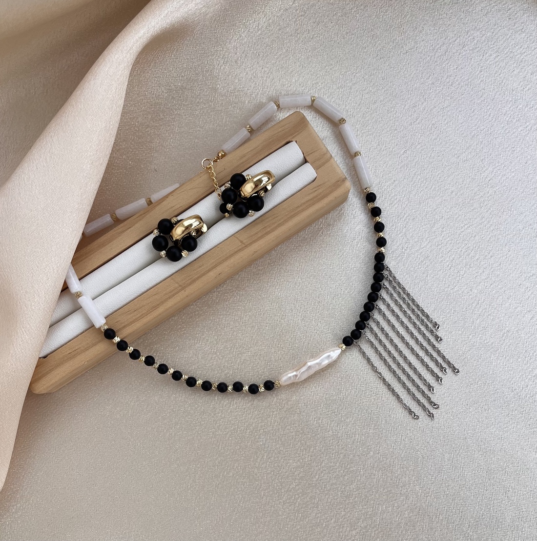 Set colier și cercei - accesorii nuntă - bijuterii mireasă - set bijuterii de mireasă - Artynos.ro Set colier și cercei - accesorii nuntă - bijuterii mireasă - set bijuterii de mireasă - Artynos.ro