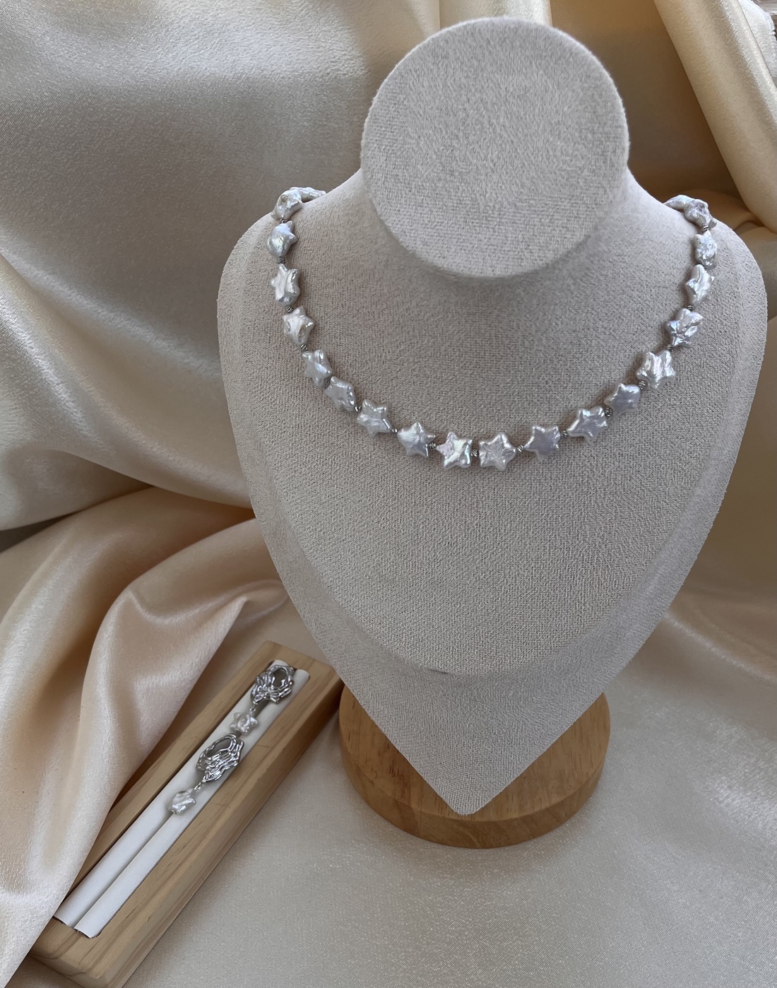 Set colier și cercei - accesorii nuntă - amintiri și cadouri de nuntă - cadou nuntă - pahar de nuntă, set de sticlă - Artynos.ro Set colier și cercei - accesorii nuntă - amintiri și cadouri de nuntă - cadou nuntă - pahar de nuntă, set de sticlă - Artynos.ro