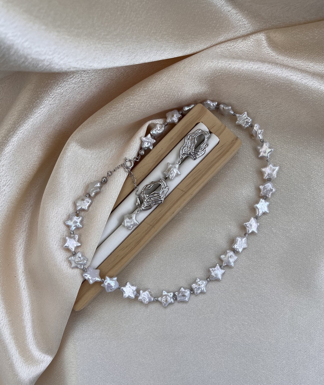 Set colier și cercei - accesorii nuntă - amintiri și cadouri de nuntă - cadou nuntă - pahar de nuntă, set de sticlă - Artynos.ro Set colier și cercei - accesorii nuntă - amintiri și cadouri de nuntă - cadou nuntă - pahar de nuntă, set de sticlă - Artynos.ro