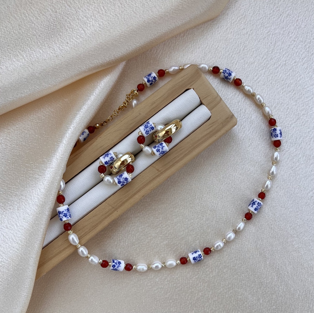 Set colier și cercei handmade - accesorii nuntă - bijuterii mireasă - set bijuterii de mireasă - Artynos.ro Set colier și cercei handmade - accesorii nuntă - bijuterii mireasă - set bijuterii de mireasă - Artynos.ro