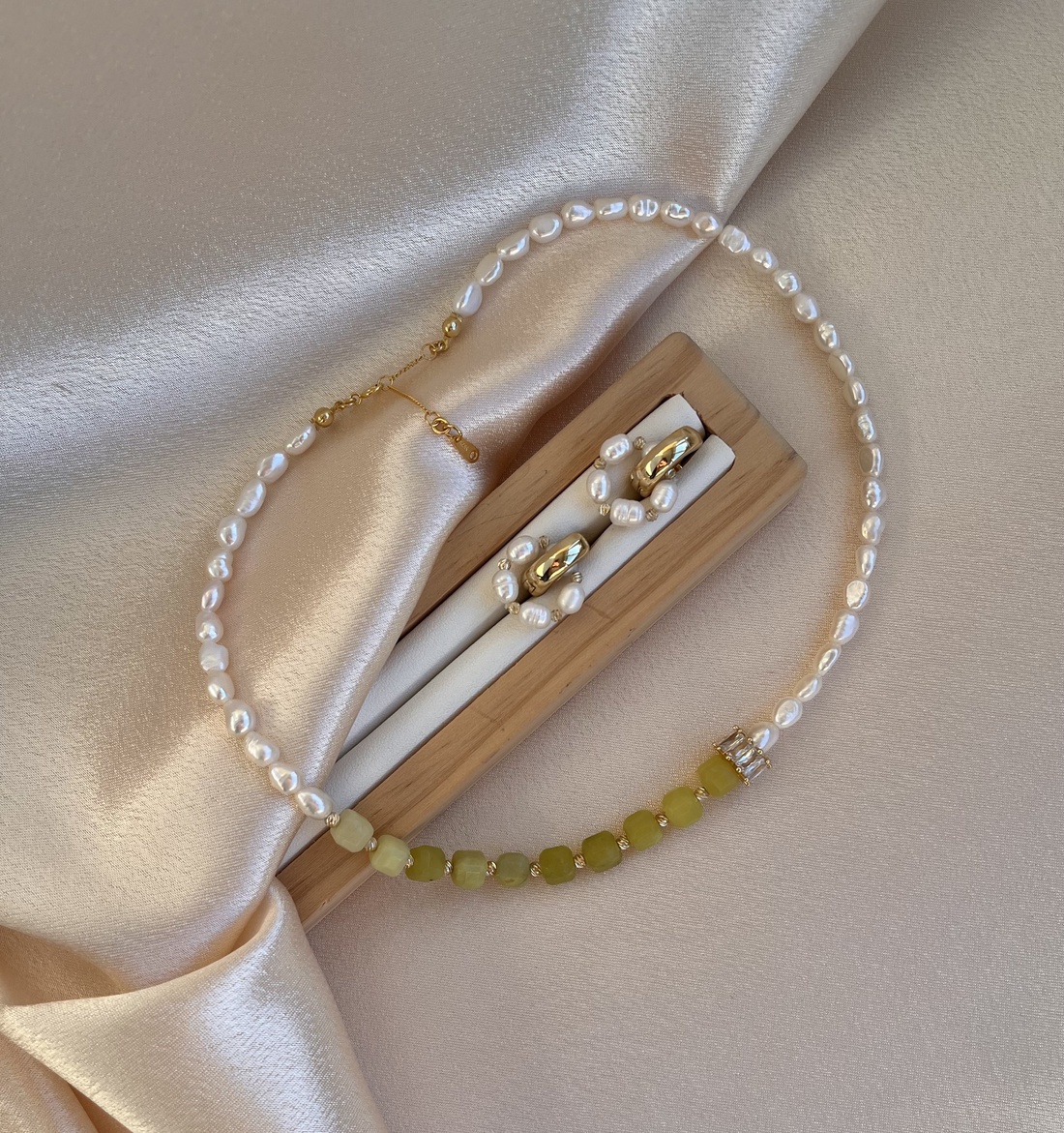 Set colier și cercei handmade - accesorii nuntă - bijuterii mireasă - set bijuterii de mireasă - Artynos.ro Set colier și cercei handmade - accesorii nuntă - bijuterii mireasă - set bijuterii de mireasă - Artynos.ro