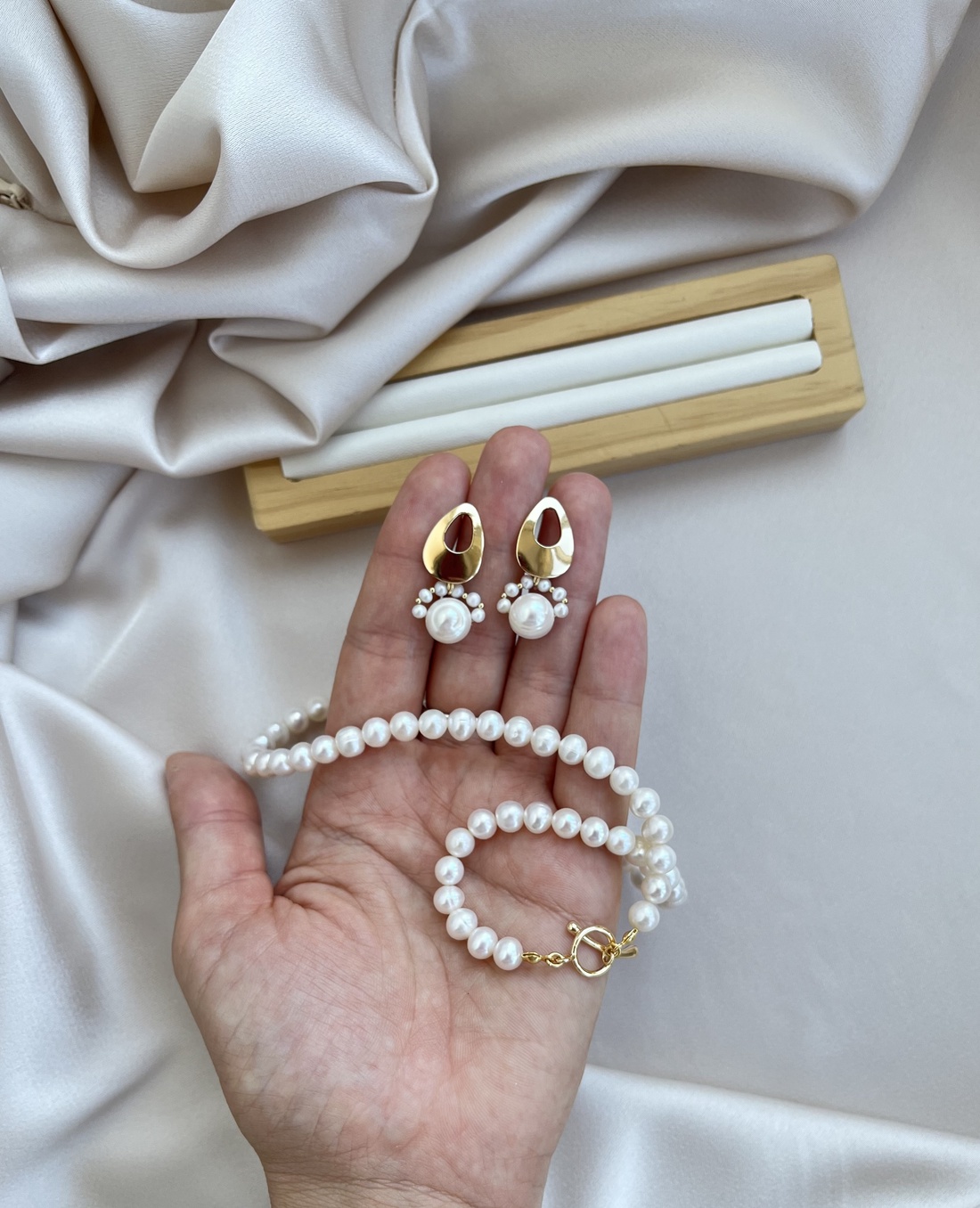 Set colier și cercei handmade - accesorii nuntă - bijuterii mireasă - set bijuterii de mireasă - Artynos.ro Set colier și cercei handmade - accesorii nuntă - bijuterii mireasă - set bijuterii de mireasă - Artynos.ro