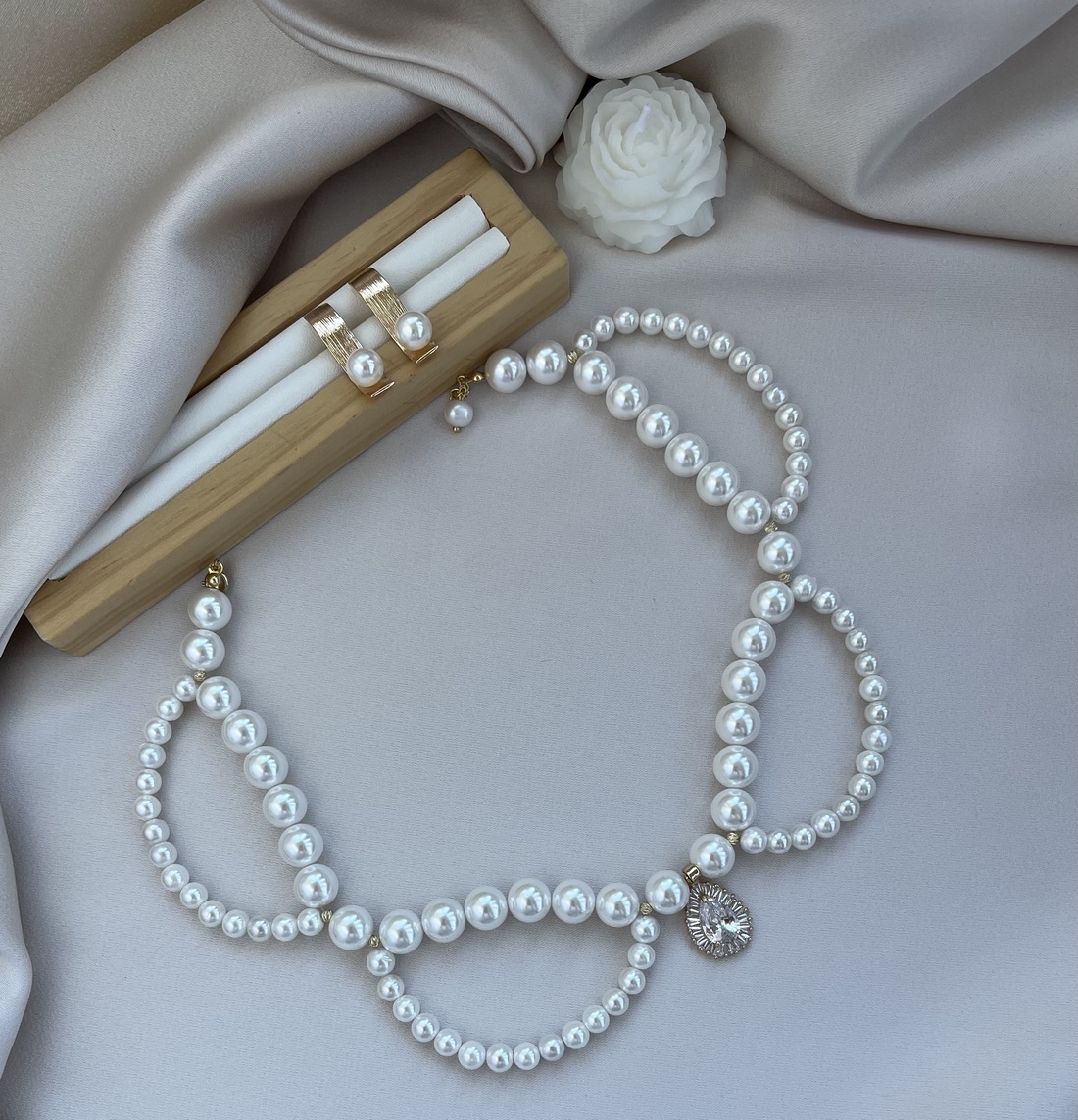 Set colier și cercei handmade - accesorii nuntă - bijuterii mireasă - colier mireasă - Artynos.ro Set colier și cercei handmade - accesorii nuntă - bijuterii mireasă - colier mireasă - Artynos.ro