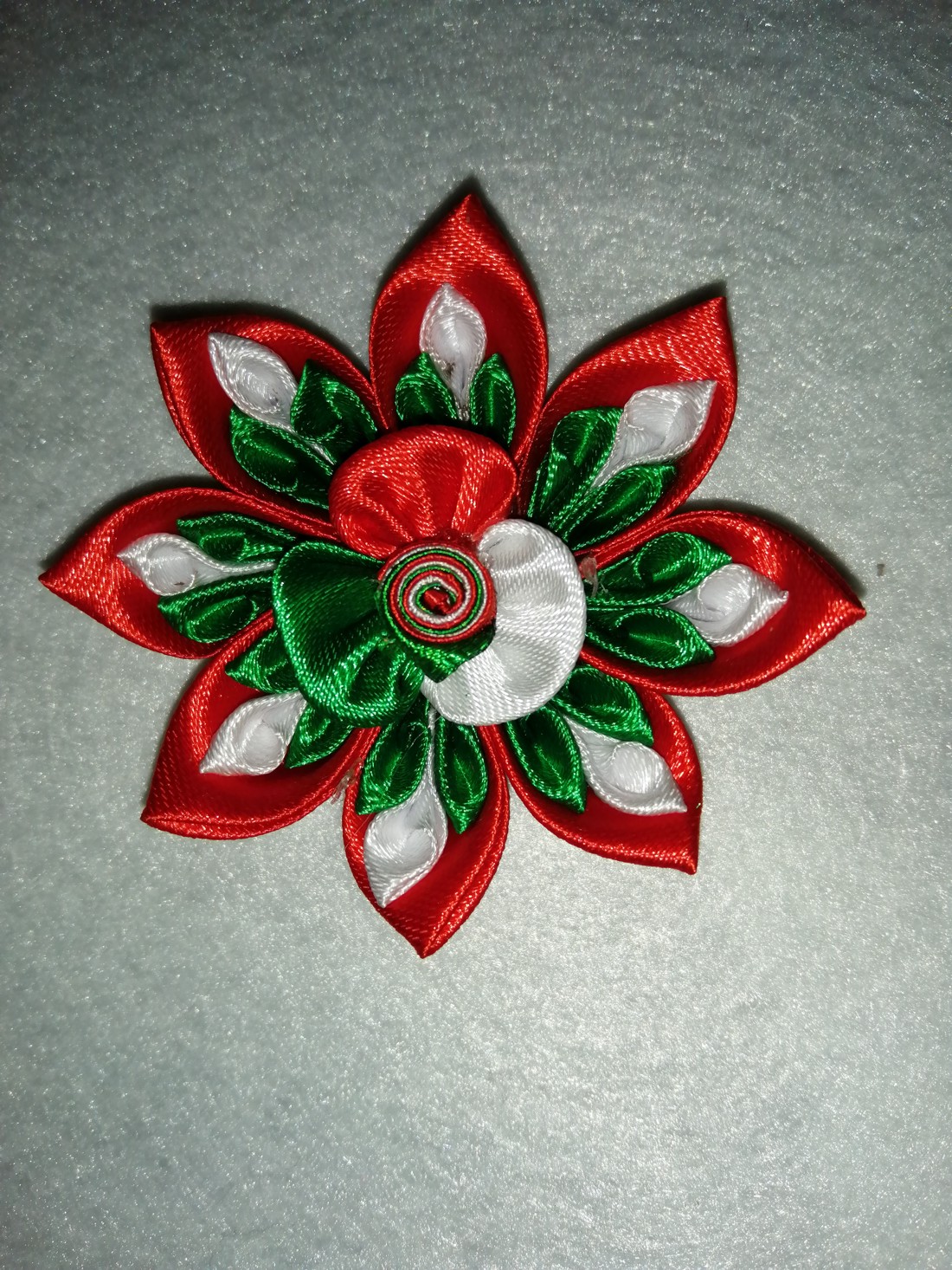 Cocardă cu 8 petale - bijuterii - broșe - Artynos.ro