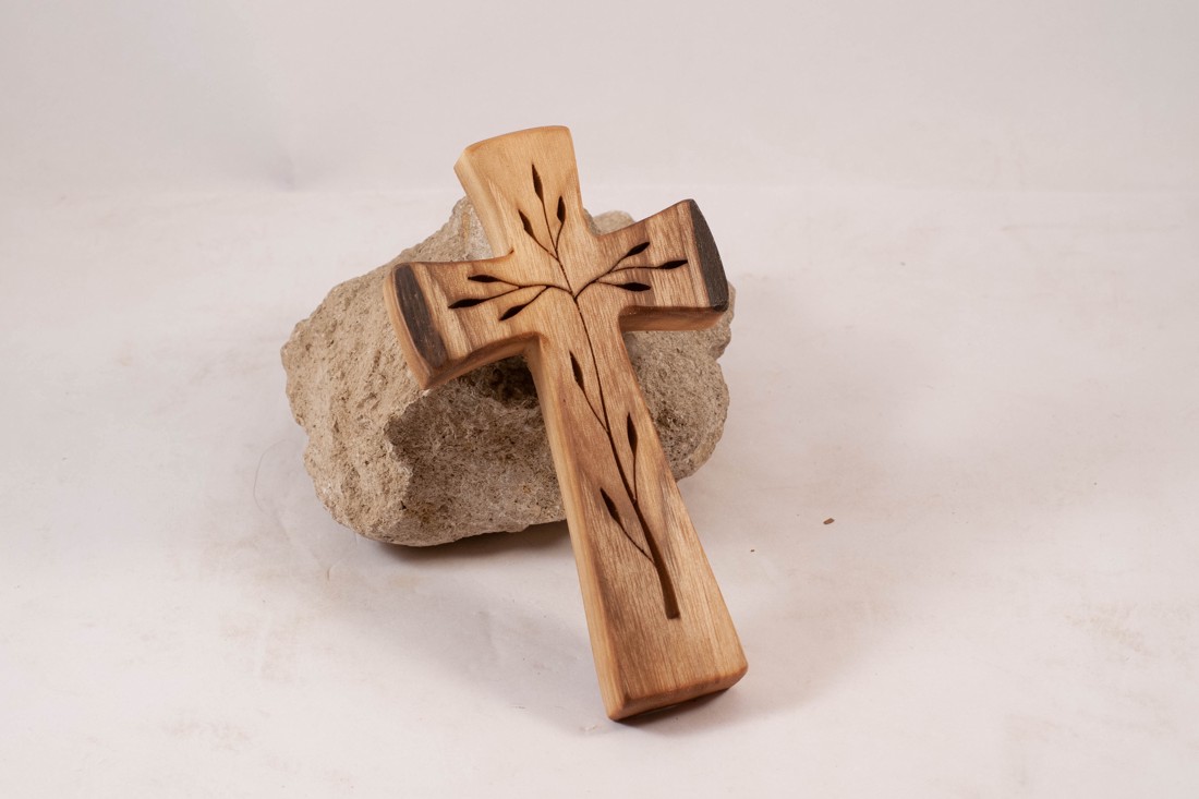 Cruce din lemn modelată, cruce de perete -  - Artynos.ro