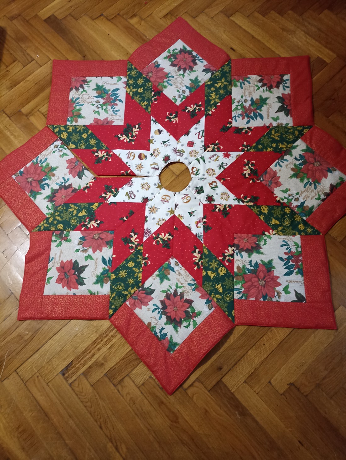 Fustă pentru bradul de Crăciun (patchwork) - - Artynos.ro Fustă pentru bradul de Crăciun (patchwork) - - Artynos.ro