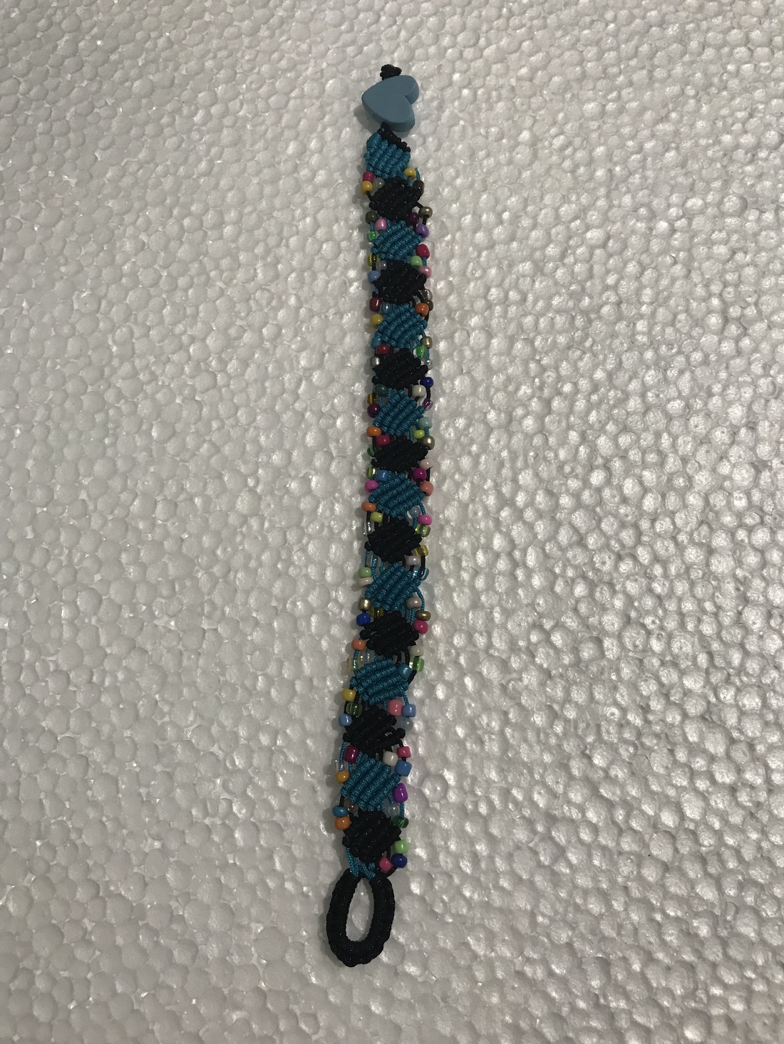 Brățara macrame handmade- turcoaz și negru cu margele colorate - bijuterii - brățări - brățări împletite - Artynos.ro Brățara macrame handmade- turcoaz și negru cu margele colorate - bijuterii - brățări - brățări împletite - Artynos.ro