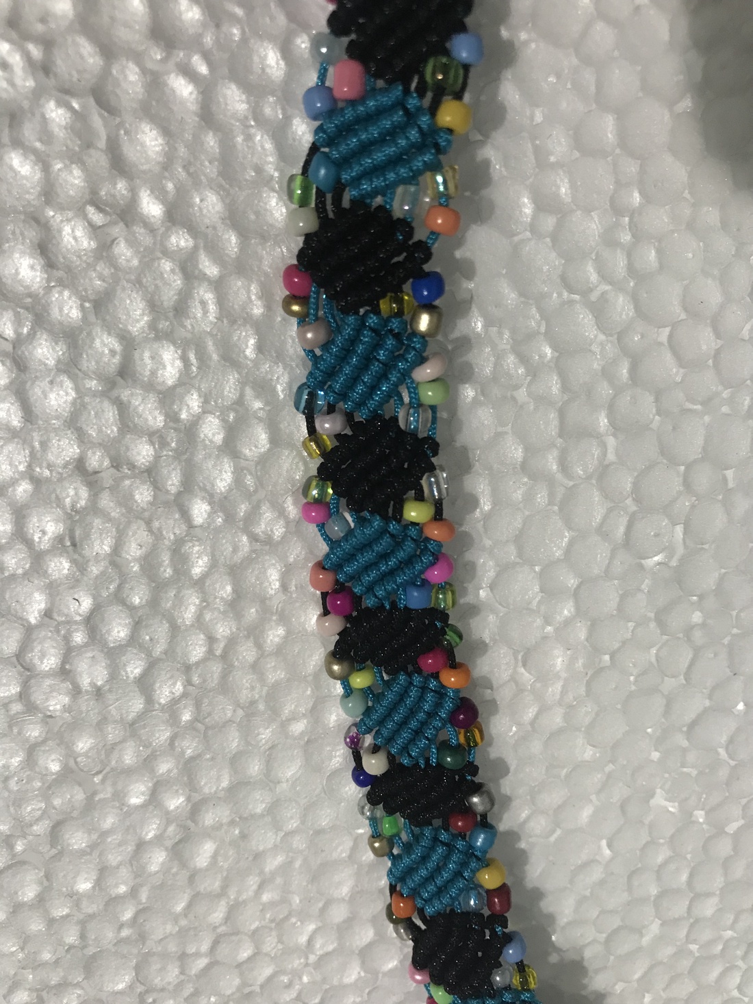 Brățara macrame handmade- turcoaz și negru cu margele colorate - bijuterii - brățări - brățări împletite - Artynos.ro Brățara macrame handmade- turcoaz și negru cu margele colorate - bijuterii - brățări - brățări împletite - Artynos.ro