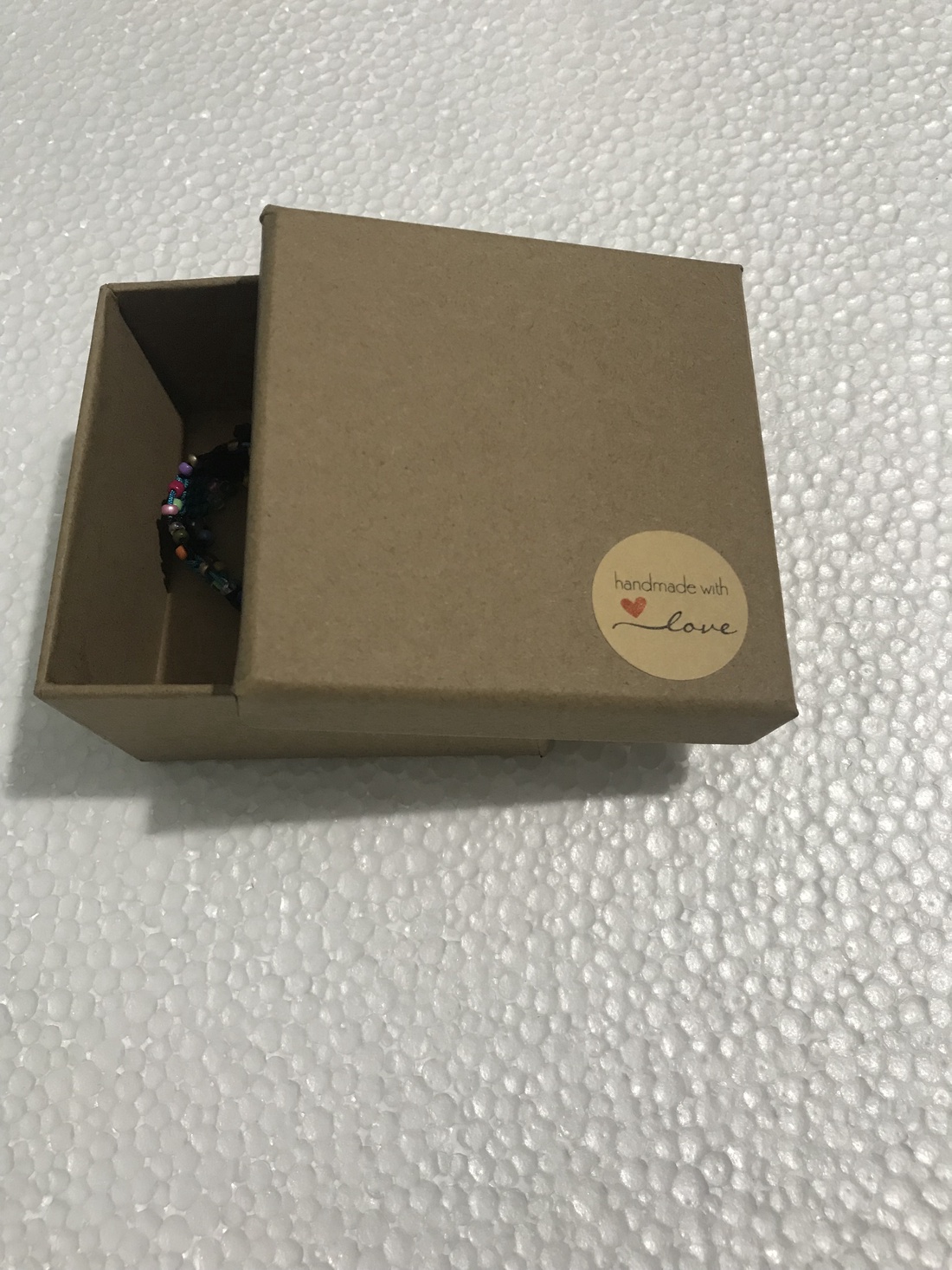 Brățara macrame handmade- turcoaz și negru cu margele colorate - bijuterii - brățări - brățări împletite - Artynos.ro Brățara macrame handmade- turcoaz și negru cu margele colorate - bijuterii - brățări - brățări împletite - Artynos.ro