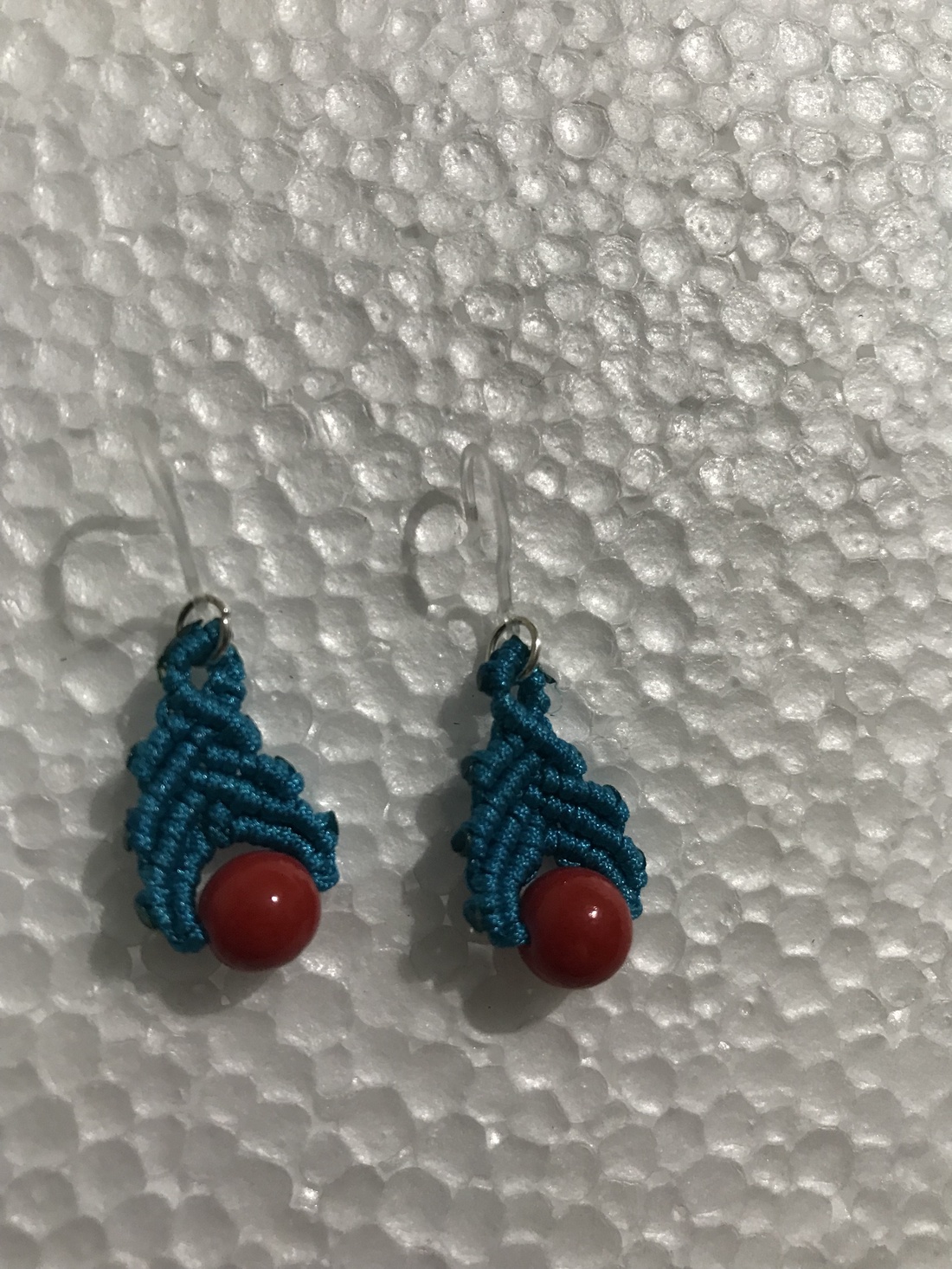 Cercei turcoaz cu margea rosie - bijuterii - cercei - cercei - Artynos.ro Cercei turcoaz cu margea rosie - bijuterii - cercei - cercei - Artynos.ro