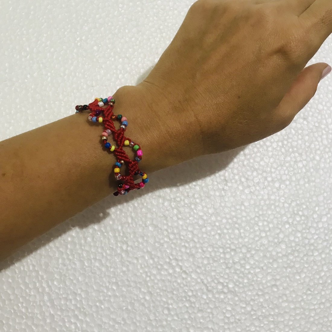 Brățara macrame roșie cu margele colorate - bijuterii - brățări - brățări împletite - Artynos.ro Brățara macrame roșie cu margele colorate - bijuterii - brățări - brățări împletite - Artynos.ro