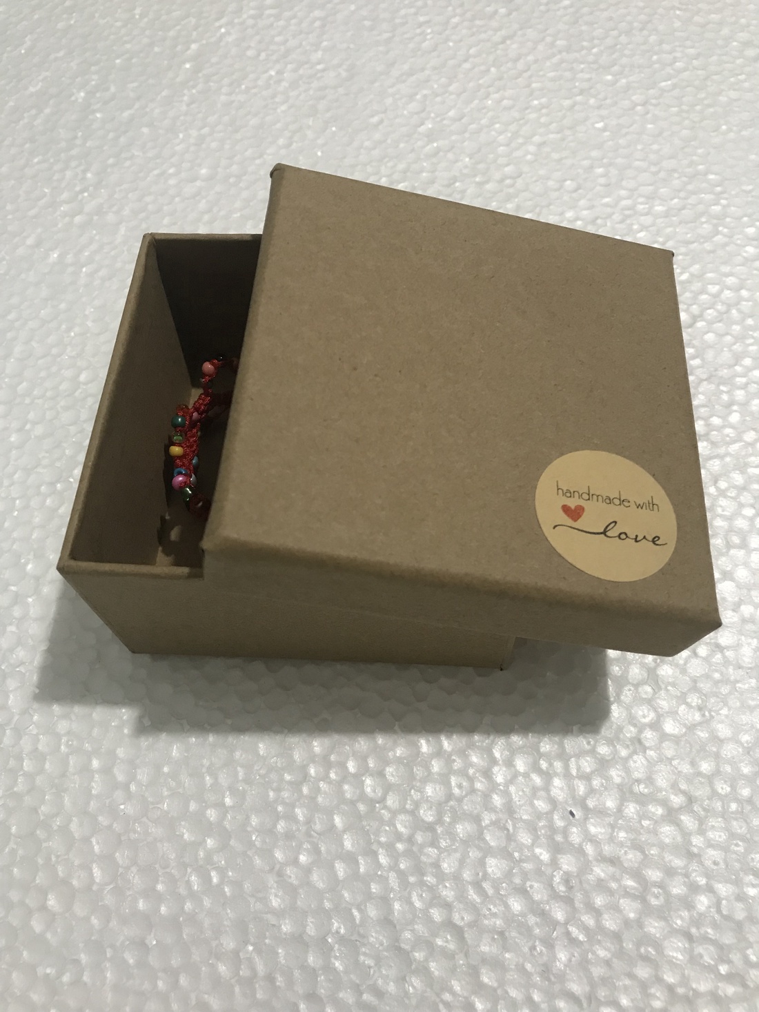 Brățara macrame roșie cu margele colorate - bijuterii - brățări - brățări împletite - Artynos.ro Brățara macrame roșie cu margele colorate - bijuterii - brățări - brățări împletite - Artynos.ro