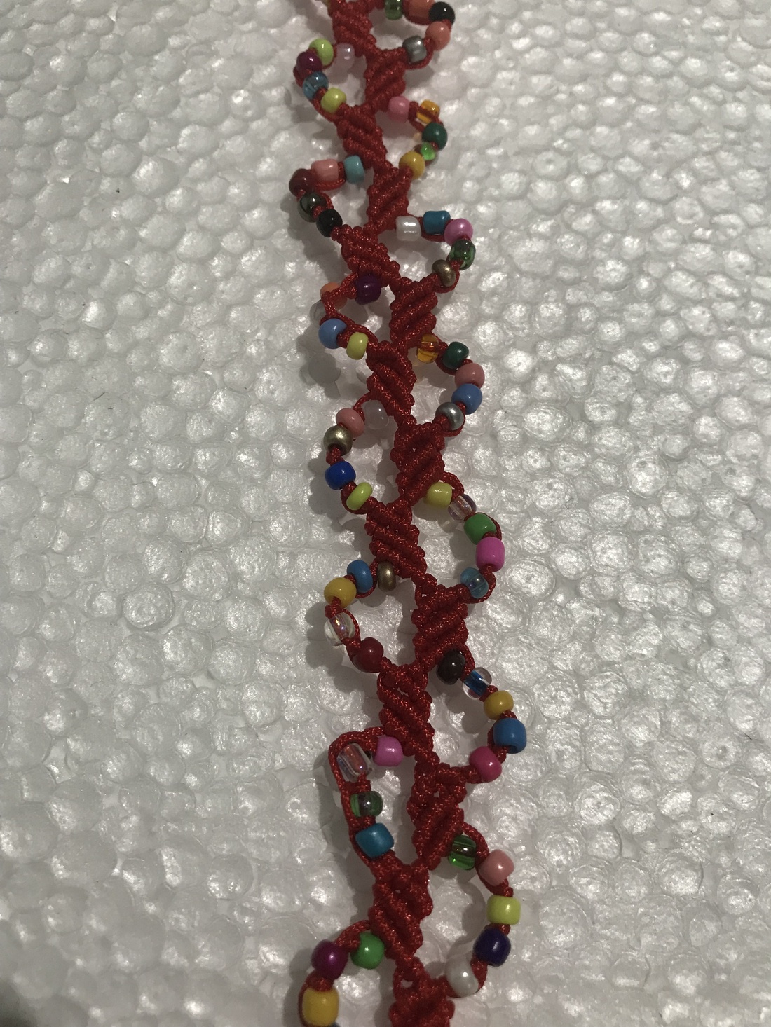 Brățara macrame roșie cu margele colorate - bijuterii - brățări - brățări împletite - Artynos.ro Brățara macrame roșie cu margele colorate - bijuterii - brățări - brățări împletite - Artynos.ro