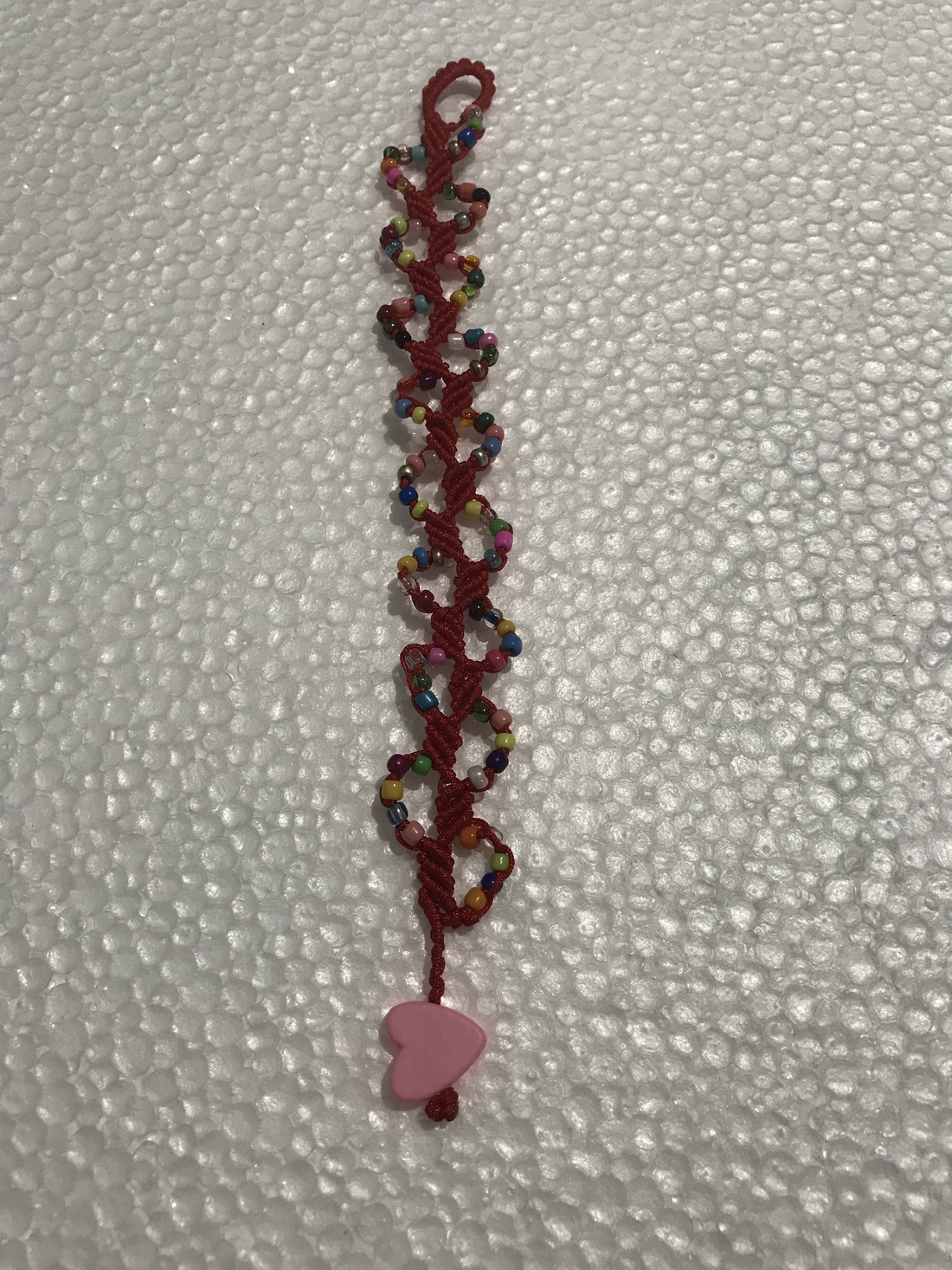 Brățara macrame roșie cu margele colorate - bijuterii - brățări - brățări împletite - Artynos.ro Brățara macrame roșie cu margele colorate - bijuterii - brățări - brățări împletite - Artynos.ro