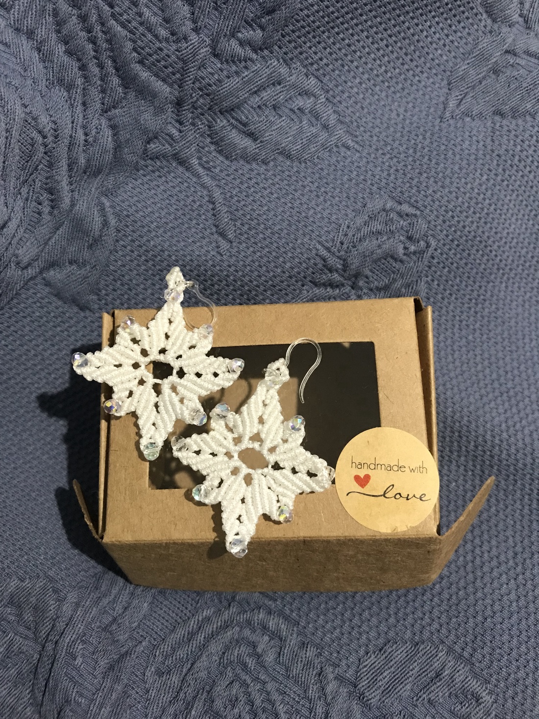 Cercei Fulgi de Nea - elegantă de iarna, lucrata manual  - bijuterii - cercei - cercei - Artynos.ro Cercei Fulgi de Nea - elegantă de iarna, lucrata manual  - bijuterii - cercei - cercei - Artynos.ro