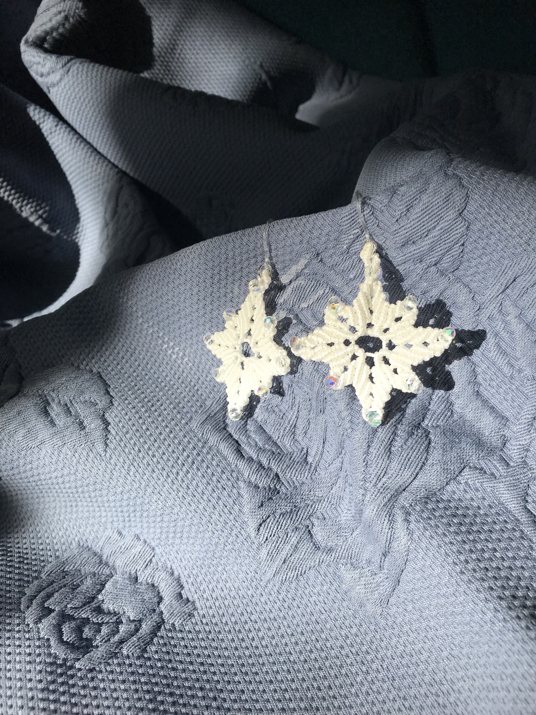 Cercei Fulgi de Nea - elegantă de iarna, lucrata manual  - bijuterii - cercei - cercei - Artynos.ro Cercei Fulgi de Nea - elegantă de iarna, lucrata manual  - bijuterii - cercei - cercei - Artynos.ro