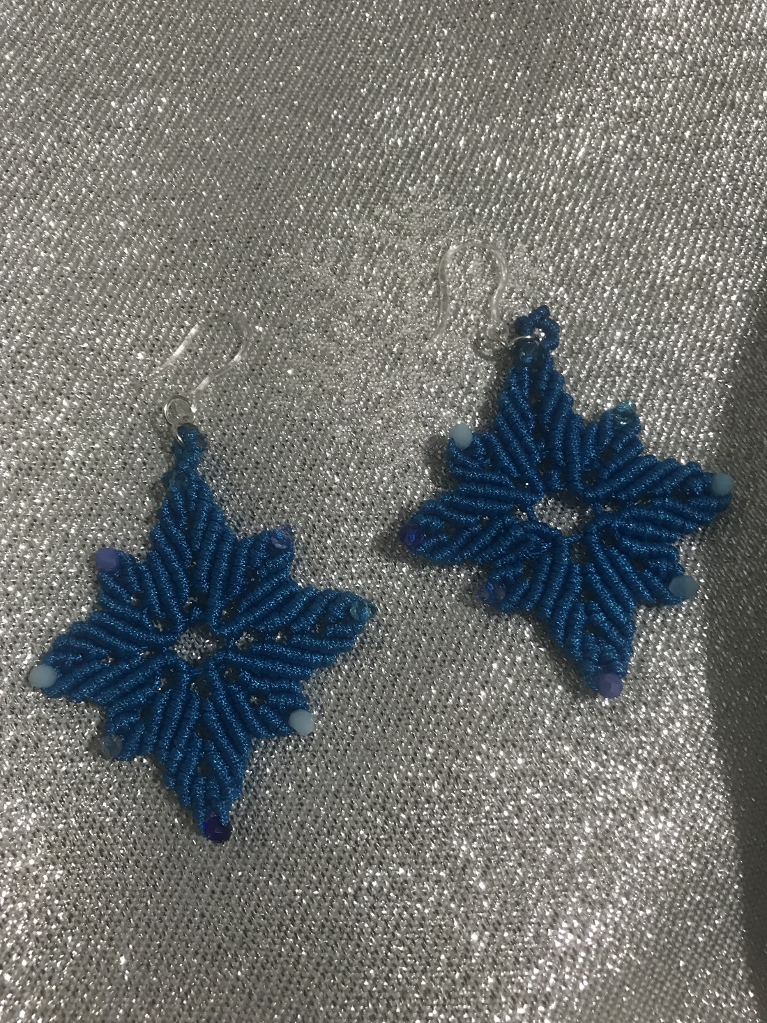 Cercei Fulgi de Nea - elegantă de iarna, lucrata manual  - bijuterii - cercei - cercei brodați - Artynos.ro