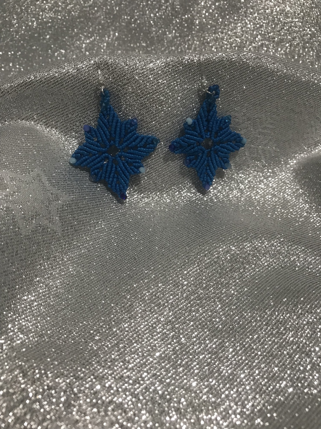 Cercei Fulgi de Nea - elegantă de iarna, lucrata manual  - bijuterii - cercei - cercei brodați - Artynos.ro