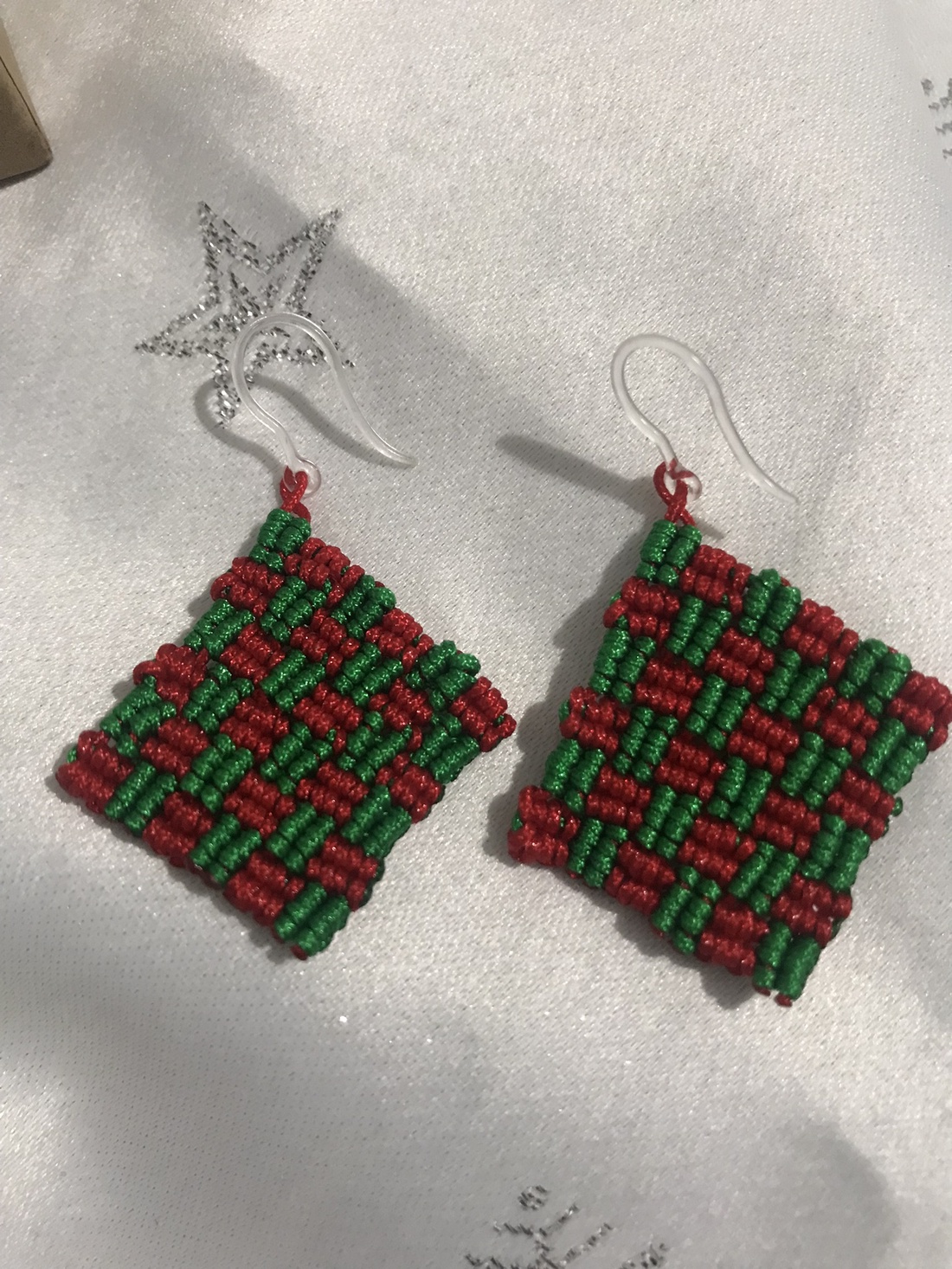 Set handmade in culori de sărbătoare - cercei și brățara  - bijuterii - seturi de bijuterii - Artynos.ro