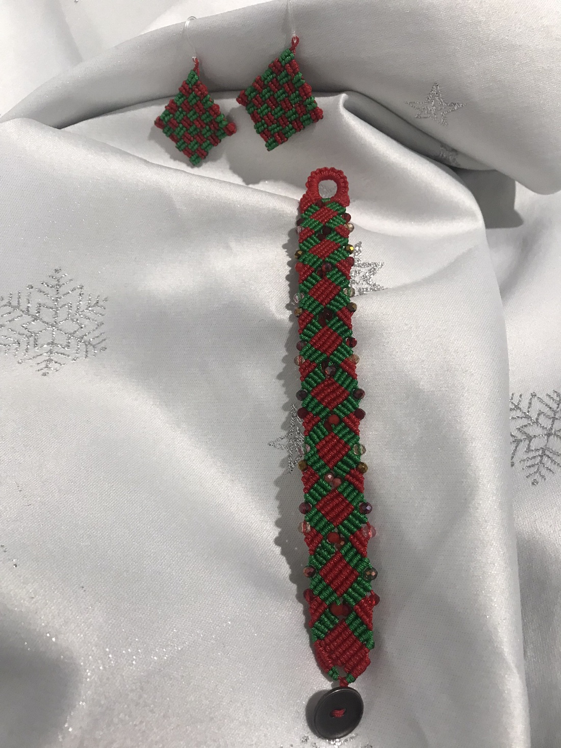 Set handmade in culori de sărbătoare - cercei și brățara  - bijuterii - seturi de bijuterii - Artynos.ro