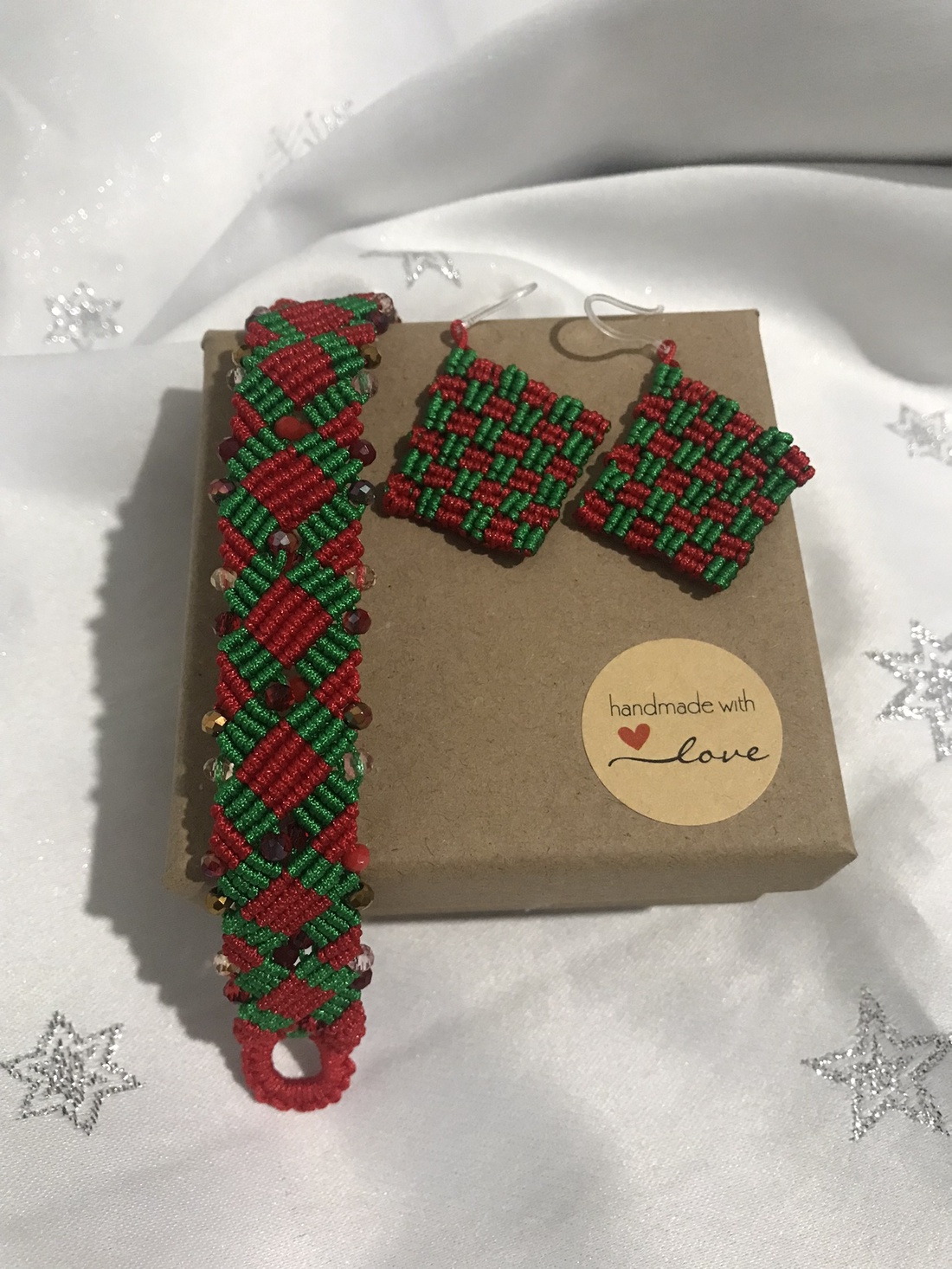 Set handmade in culori de sărbătoare - cercei și brățara  - bijuterii - seturi de bijuterii - Artynos.ro