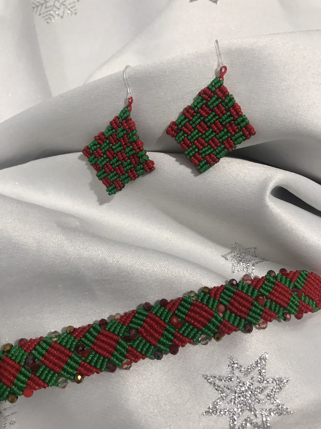 Set handmade in culori de sărbătoare - cercei și brățara  - bijuterii - seturi de bijuterii - Artynos.ro