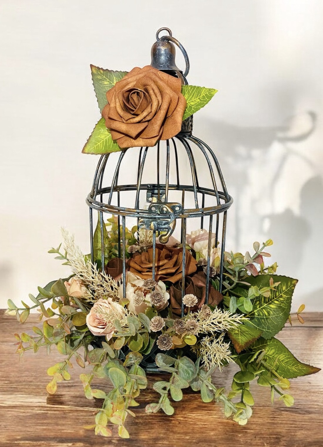 Aranjament floral în stil vintage într-o cușcă. - - Artynos.ro Aranjament floral în stil vintage într-o cușcă. - - Artynos.ro