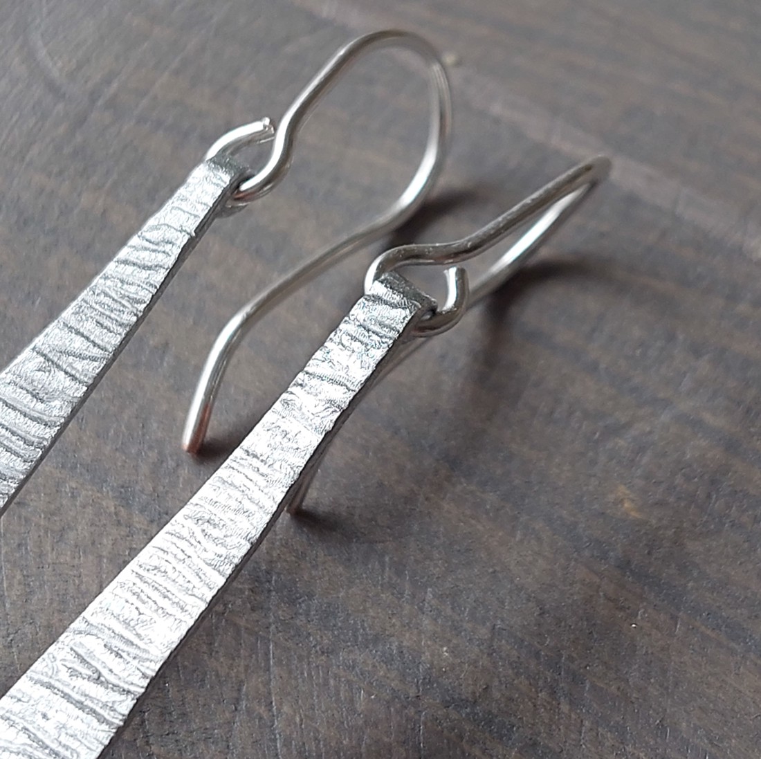 Cercei minimaliști din aluminiu - bijuterii - cercei lungi - Artynos.ro Cercei minimaliști din aluminiu - bijuterii - cercei lungi - Artynos.ro