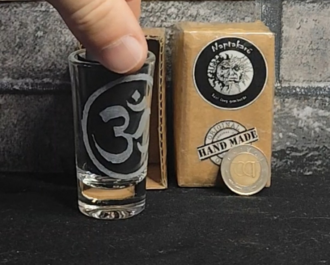 Pahar de băuturi spirtoase cu model Ohm gravat manual  -  - Artynos.ro