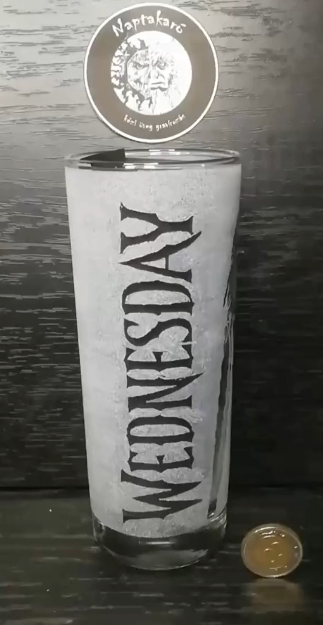 Pahar de sticlă cu model Wednesday, gravat manual  -  - Artynos.ro