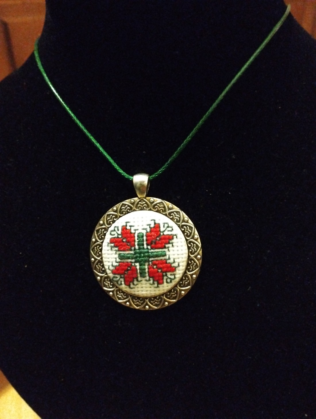 colier brodat cruce cu motiv popular -  - Artynos.ro