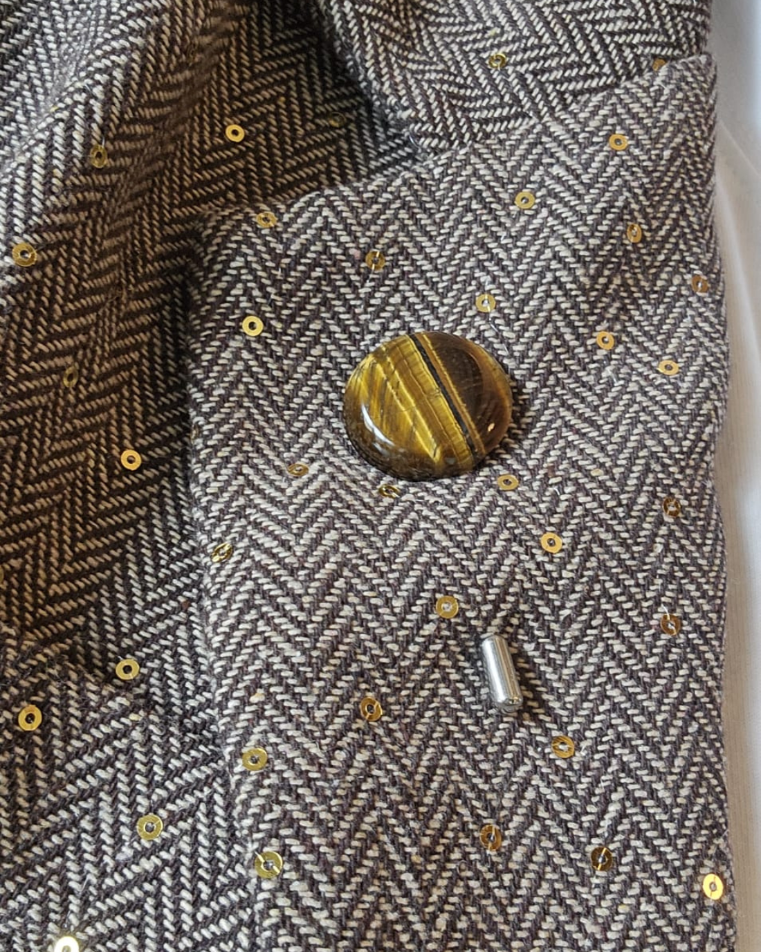 SHIRO - brosa cu cristal ochi de tigru - bijuterii - broșe - Artynos.ro