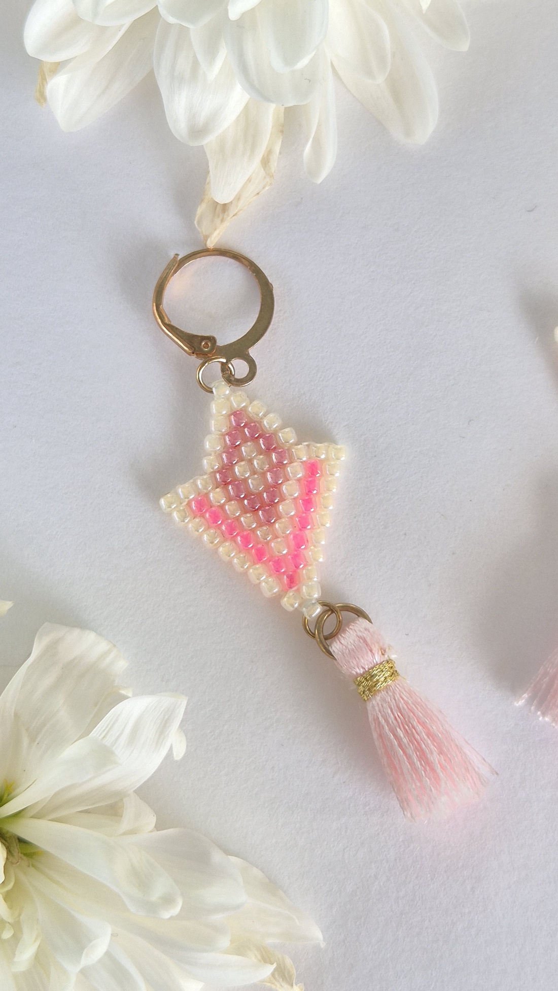 Cercei cu moț roz  - bijuterii - cercei - cercei din mărgele - Artynos.ro