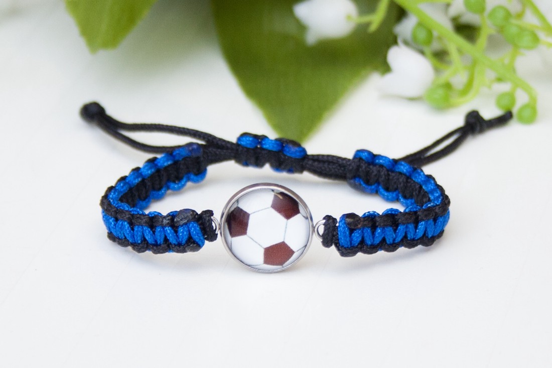 Brățară macramé împletită pentru copii - Fotbal albastru/negru - - Artynos.ro Brățară macramé împletită pentru copii - Fotbal albastru/negru - - Artynos.ro