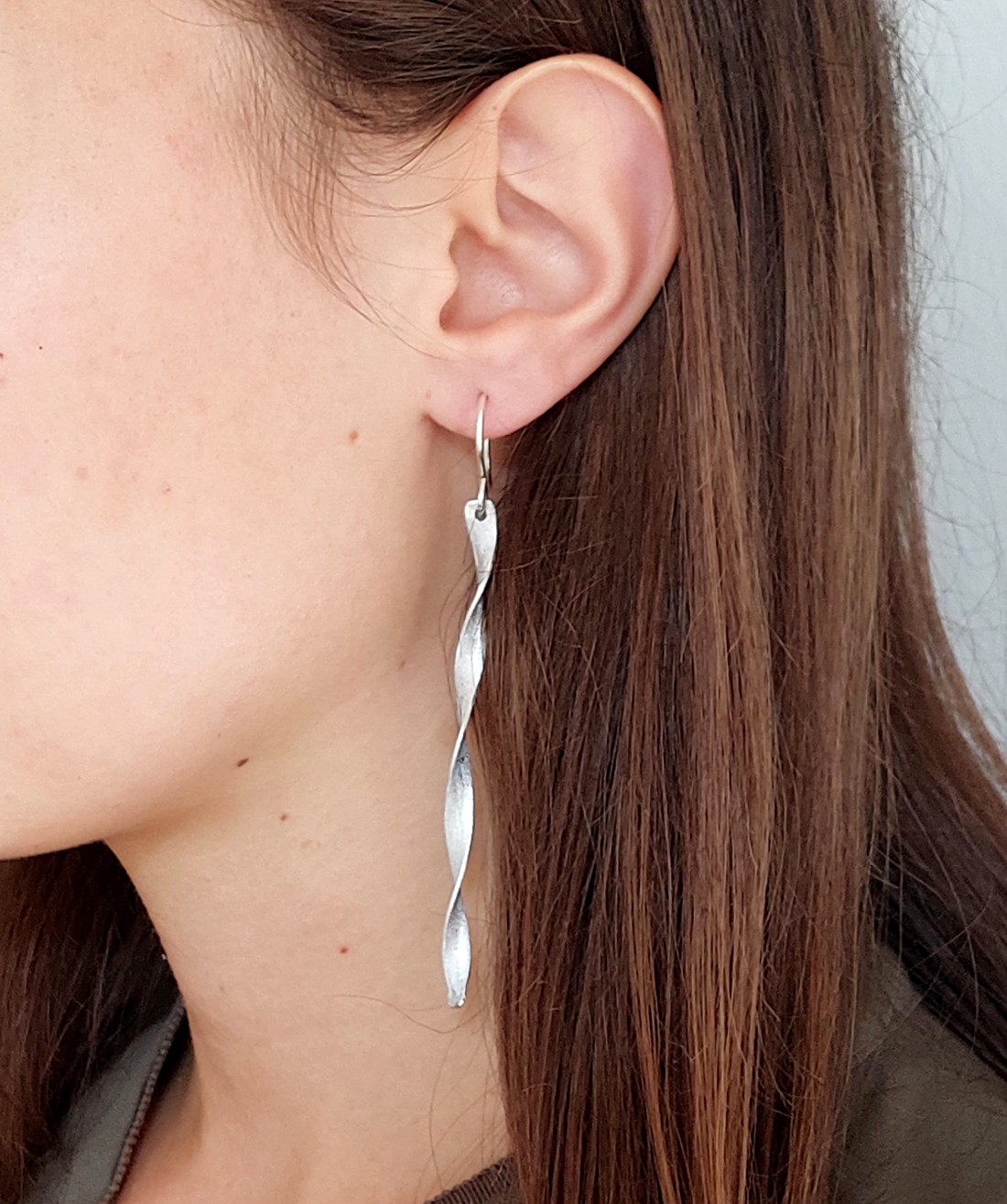 Cercei răsucite din aluminiu - bijuterii - cercei lungi - Artynos.ro Cercei răsucite din aluminiu - bijuterii - cercei lungi - Artynos.ro