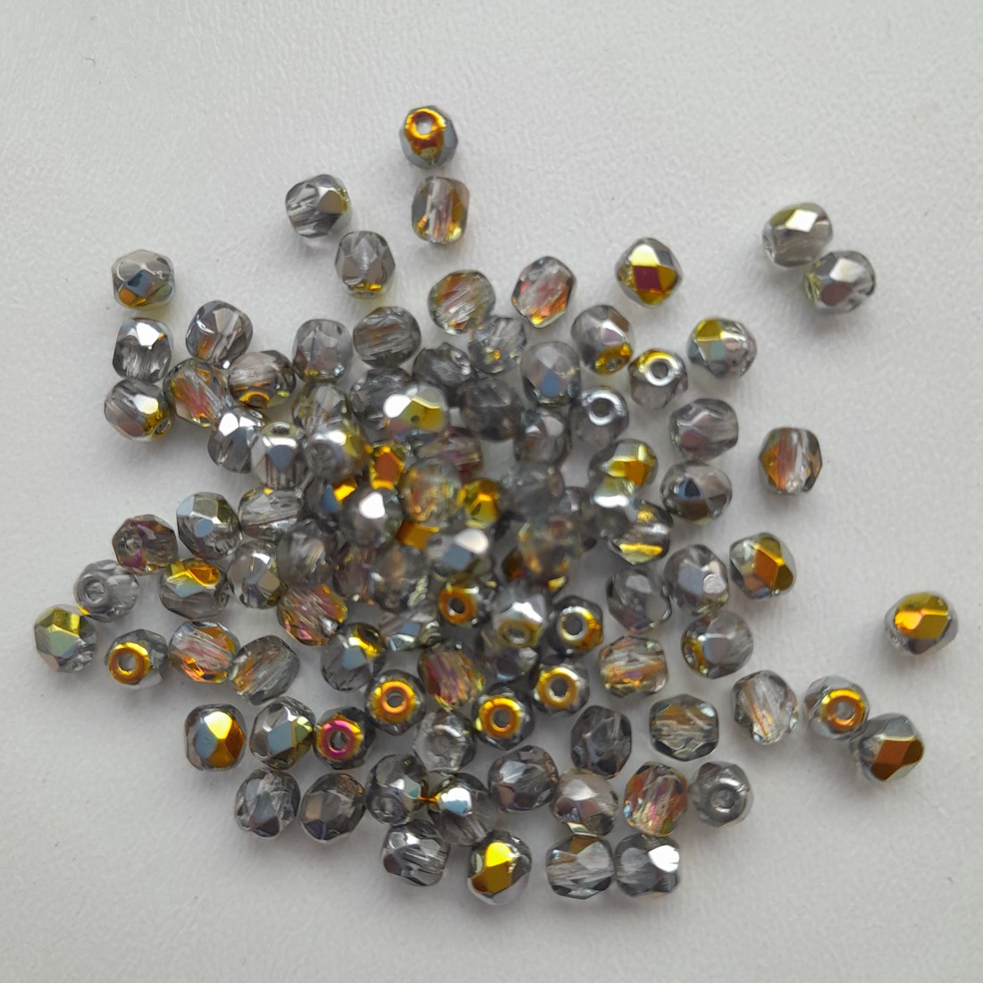Mărgele cehe fațetate din sticlă - 4mm - 100 buc / pachet - cristal colorat - - Artynos.ro Mărgele cehe fațetate din sticlă - 4mm - 100 buc / pachet - cristal colorat - - Artynos.ro