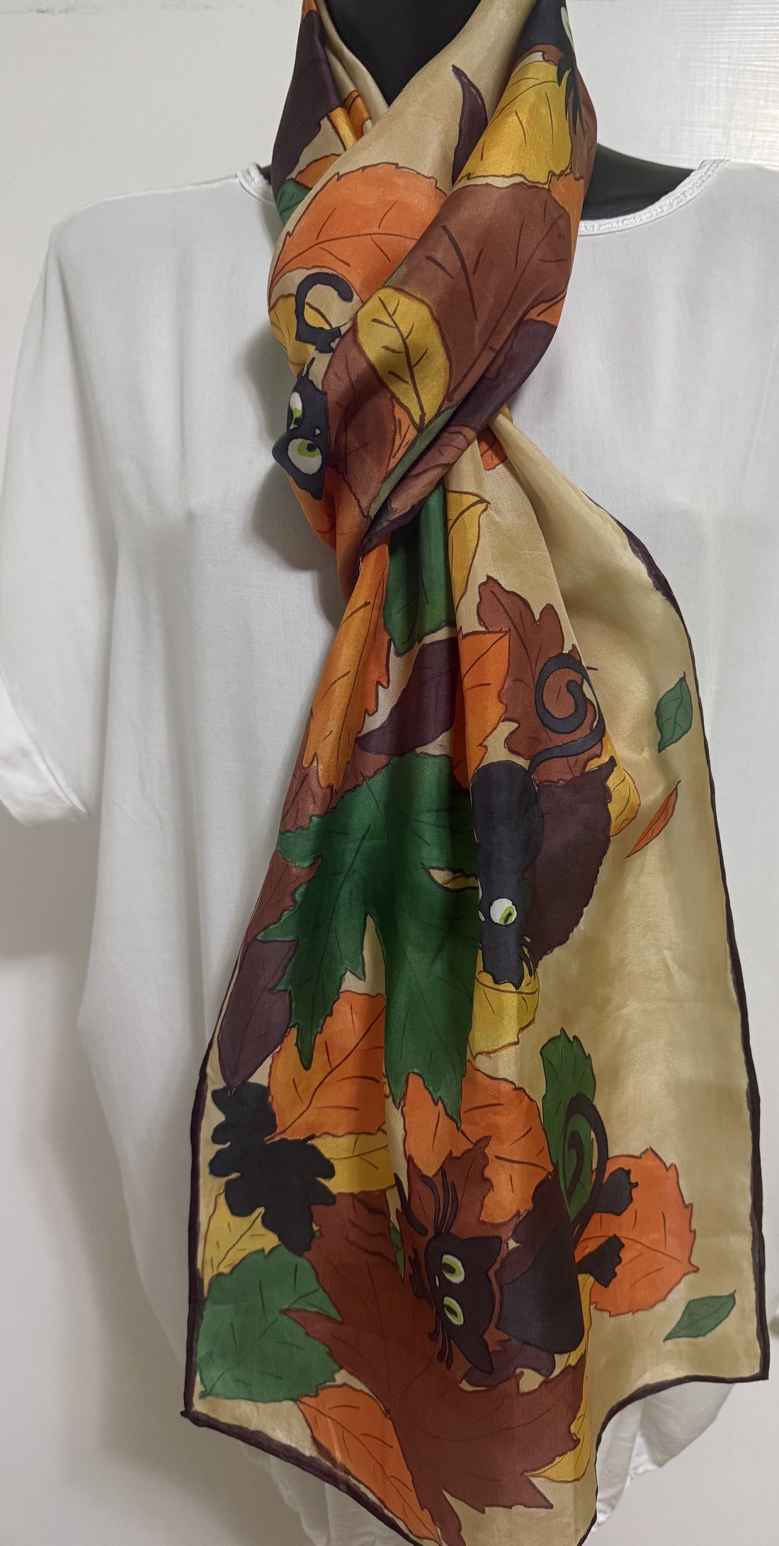 Eșarfă din mătase pictată manual, cu pisici negre � atmosferă de toamnă - îmbrăcăminte și modă - eșarfe, pălării, fularuri - șaluri - Artynos.ro