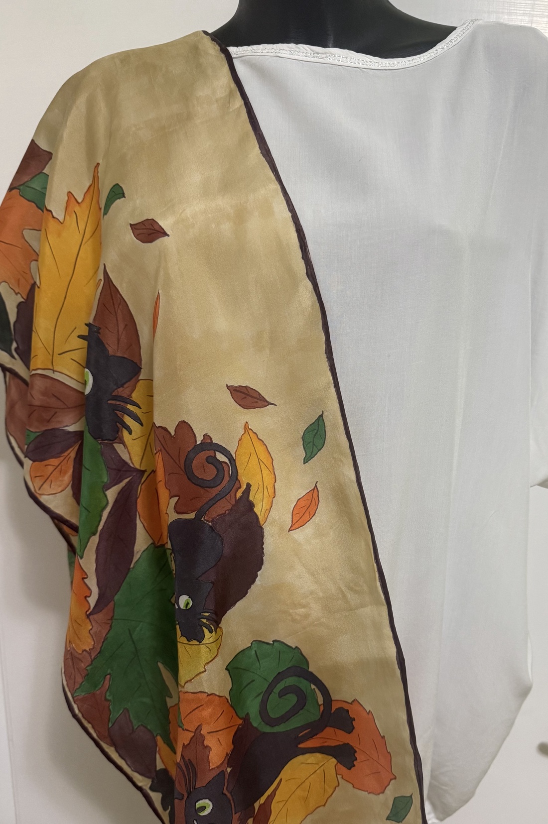 Eșarfă din mătase pictată manual, cu pisici negre � atmosferă de toamnă - îmbrăcăminte și modă - eșarfe, pălării, fularuri - șaluri - Artynos.ro